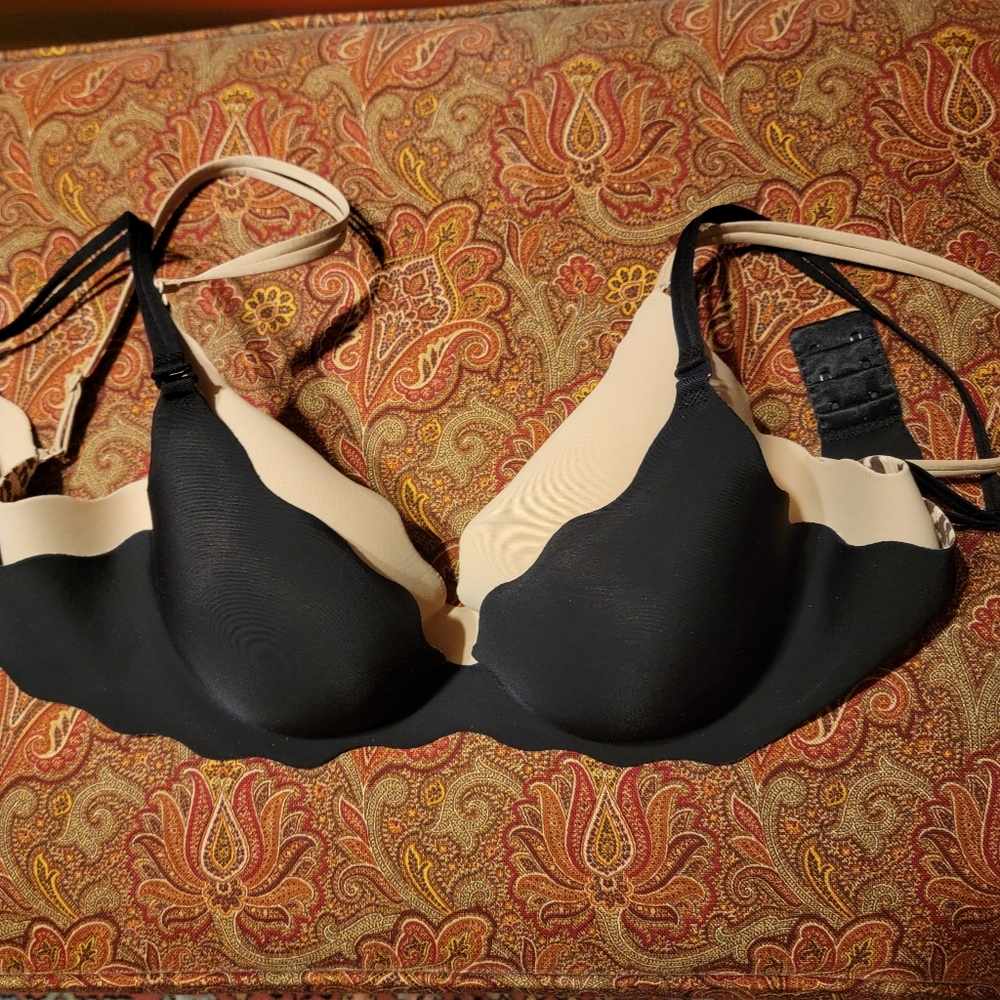 Victoria's Secret Two-Tone Black and Light Beige Scalloped Bra